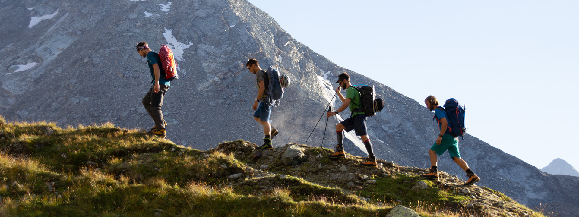 Sicherheit am Berg – 4 Wanderer im Gebirge