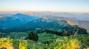 Wandern – Fit in den Frühling – Ausblick über Berglandschaft