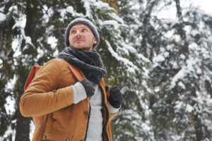 Wandern im Winter –Wanderer trägt Kleidung im Zwiebellook